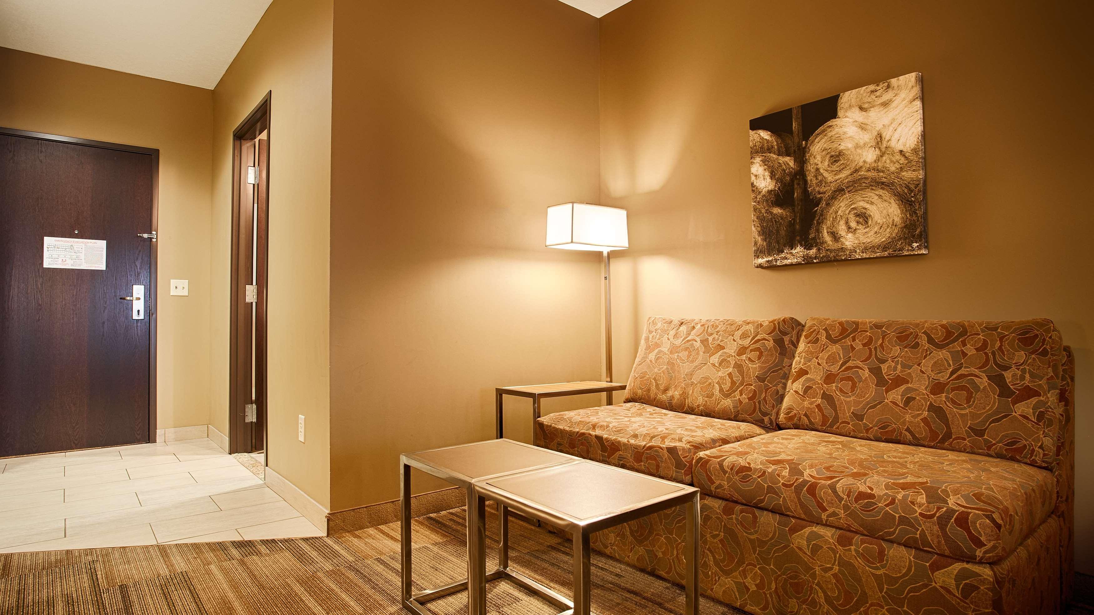 Best Western Plus Night Watchman Inn & Suites Greensburg Exterior photo