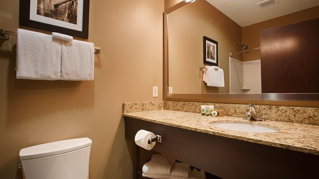 Best Western Plus Night Watchman Inn & Suites Greensburg Room photo